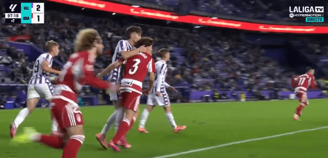 El beso de Iván Alejo a Diego Hormigo (Foto: DAZN).