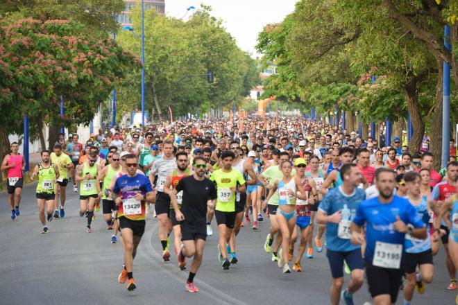 Las carreras populares concitan una gran atención para los aficionados al deporte en Sevilla.