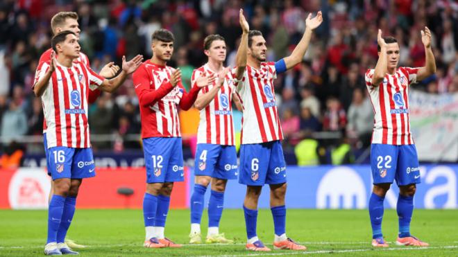 Parte de la plantilla del Atlético de Madrid aplaudiendo a la afición (Europa Press)