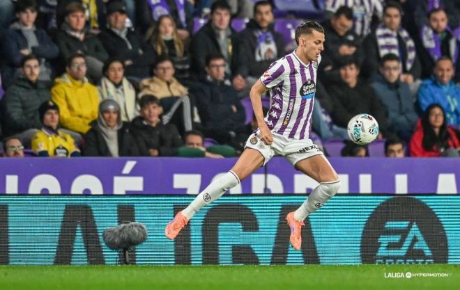 Iván Alejo, ante el Granada en Zorrilla.