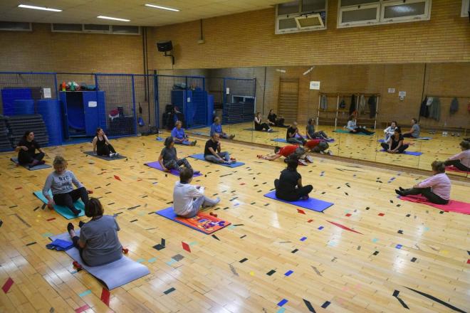Las actividades como el pilates aglutinan a muchos practicantes deportivos en la capital hispalense.