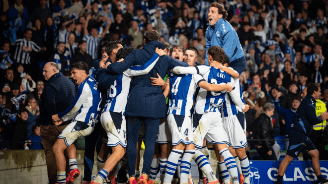 Los jugadores de la Real Sociedad celebran el 3-2 ante el Athletic (Foto: LaLiga).