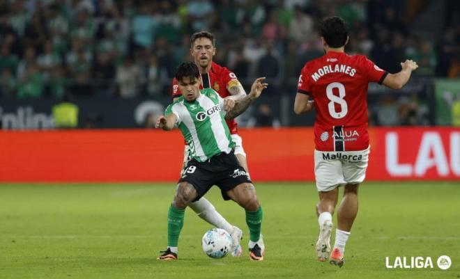 Raíllo, junto al Cucho durante el Betis - Mallorca (Foto: LALIGA).