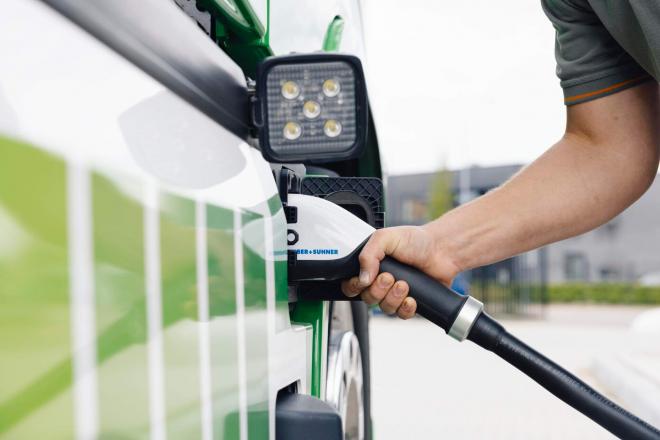 Camión eléctrico de Volvo recargándose.