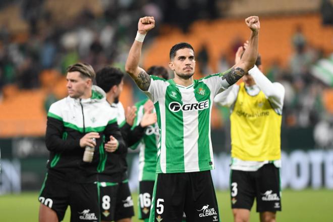 Bartra celebra un triunfo del Betis (Foto: Kiko Hurtado)