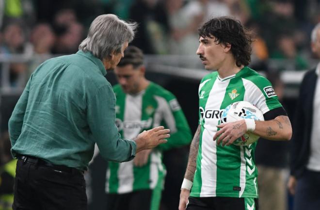 Bellerín, dialogando con Pellegrini (Foto: Kiko Hurtado)