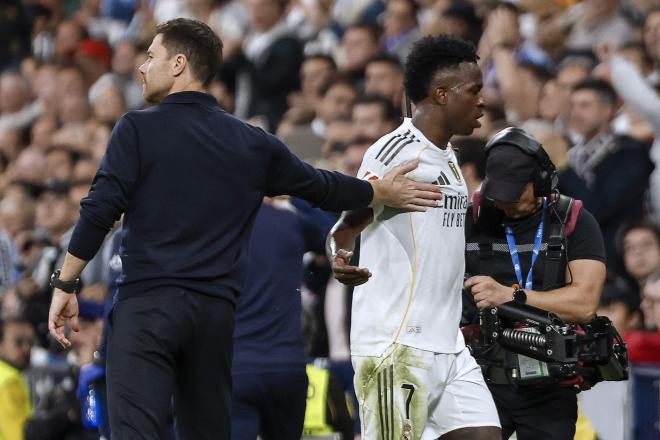 Xabi Alonso y Vinicius, durante el Real Madrid - Valencia (Foto: EFE).
