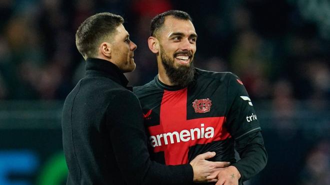 Borja Iglesias, con Xabi Alonso en el Bayer Leverkusen (Foto: CordonPress).