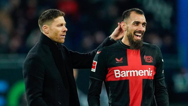 Borja Iglesias, con Xabi Alonso en el Bayer Leverkusen (Foto: CordonPress).