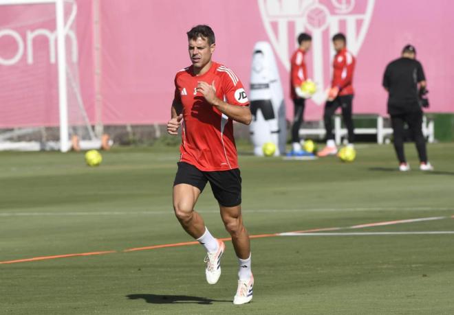 Azpilicueta, en el entrenamiento de este martes (Foto: Kiko Hurtado).