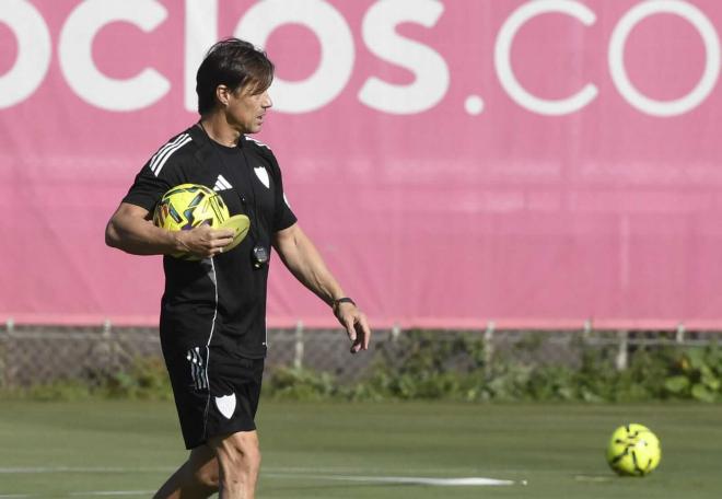 Matías Almeyda, entrenando al Sevilla (Foto: Kiko Hurtado).