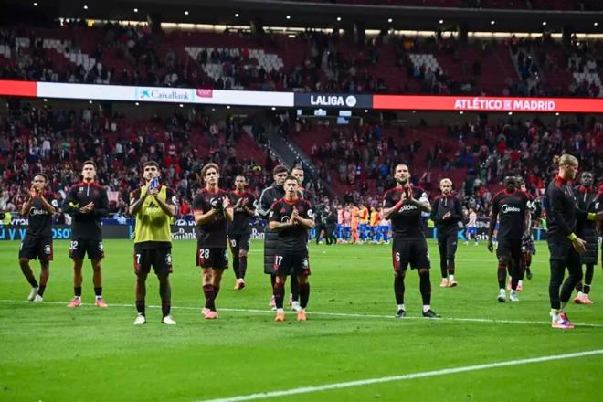 Los jugadores del Sevilla saludan al sevilismo tras perder en Madrid (Foto: EFE).