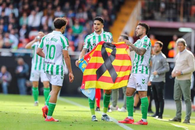 El Betis homenajea a las víctimas de la DANA en Mestalla (Foto: Europa Press)