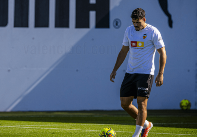 Filip Ugrinic toca balón pero no tiene el alta (Foto: Valencia CF)