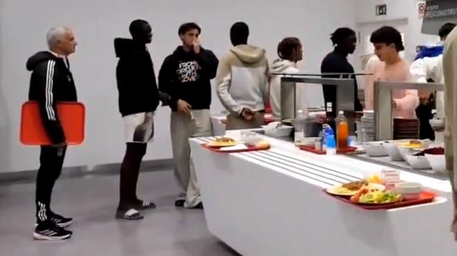 José Mourinho en el comedor del Benfica (Foto: X)