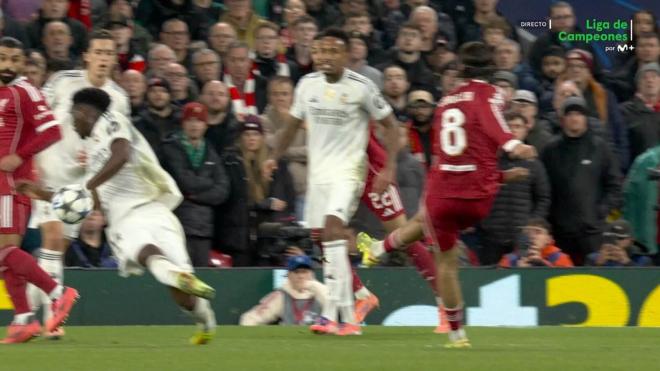 La mano no pitada de Tchouaméni. (Foto: Movistar Plus)