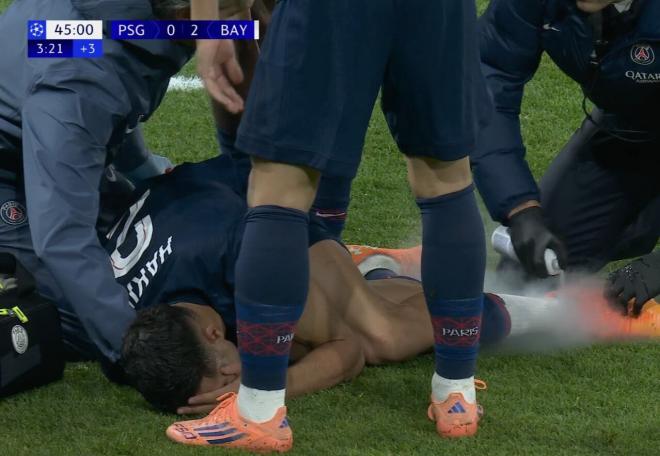 Achraf Hakimi no pudo seguir por la entrada de Luis Díaz.