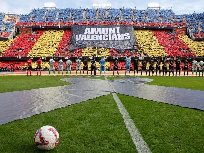 Homenaje a la DANA antes del Valencia - Betis del año pasado