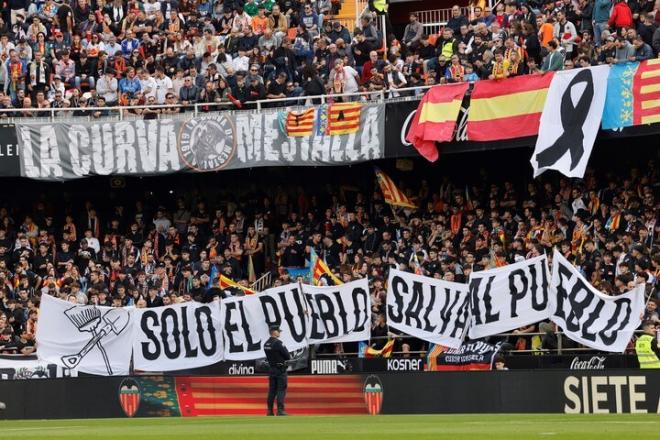 Homenaje a la DANA antes del Valencia CF - Real Betis
