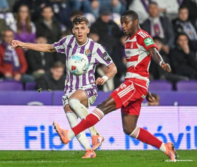 Iván Alejo, ante el Granada en Zorrilla.