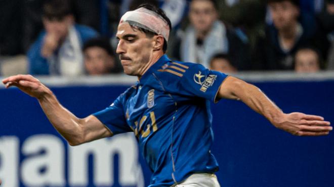 Nacho Vidal, con un vendaje en la cabeza con el Real Oviedo (Foto: LALIGA).