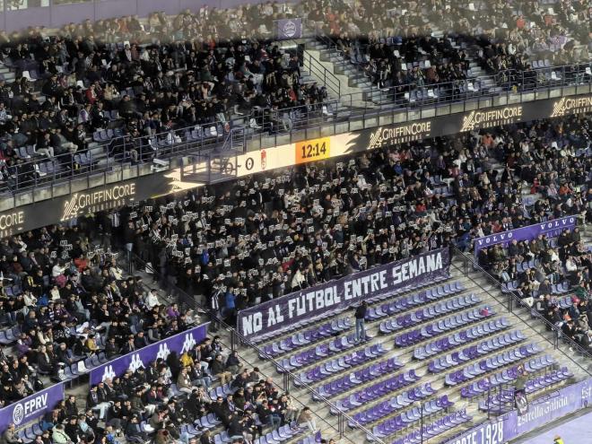 Pancarta y protesta del Fondo Norte en Zorrilla por el fútbol entre semana.