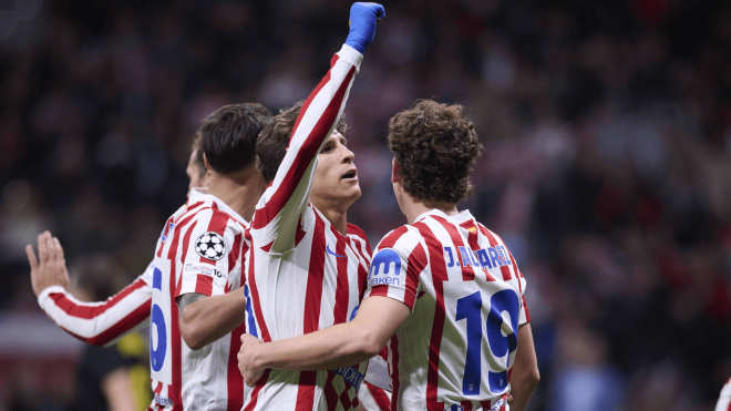 Giuliano celebra el gol de Julián en el Atlético-Union SG (Foto: Cordon Press).