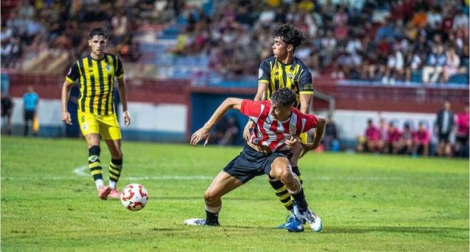 Asier Hierro brega en un encuentro con el filial. (Foto: Athletic Club)