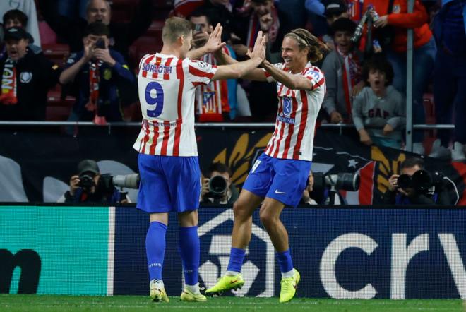 Marcos Llorente y Sorloth celebran uno de los goles. (Foto: EFE)