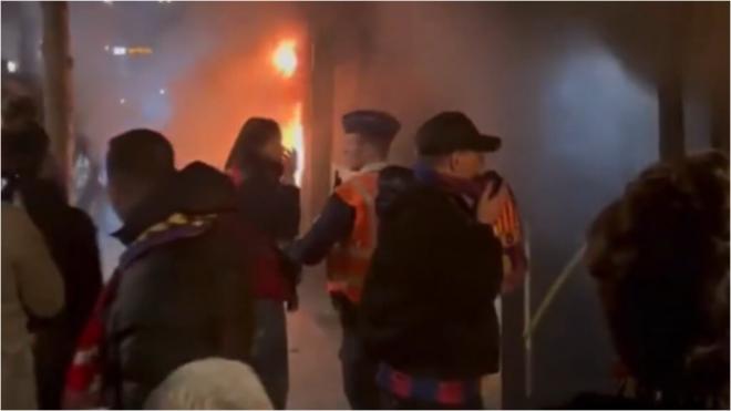 Las llamas en el autobús que transportaba a aficionados del Barça (X: @sport)