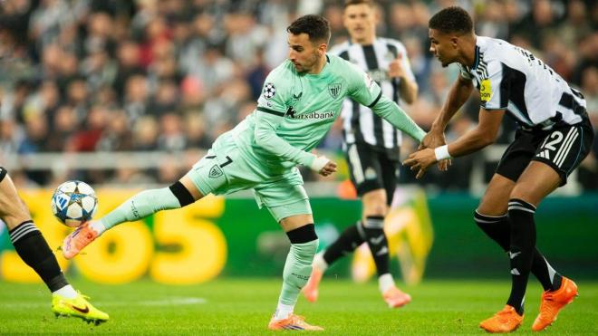 Toque de Alex Berenguer ante el Newcastle en la Champions League (Foto: Athletic Club).