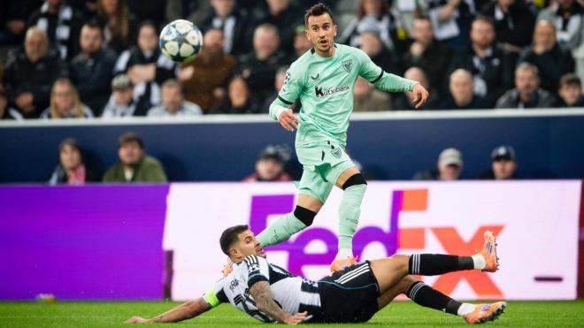 La pelea de Alex Berenguer ante el Newcastle en la Champions League (Foto: Athletic Club).