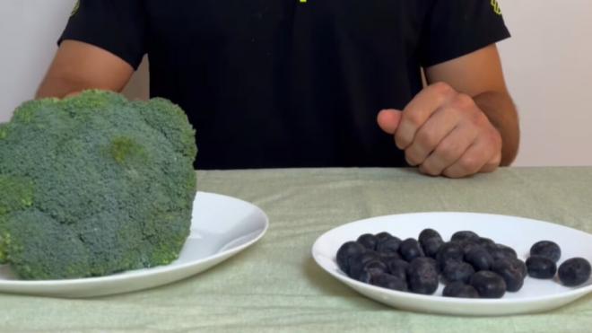 El nutricionista Saul Sánchez propone comer brócoli por arándanos (Foto. @saulnutri)