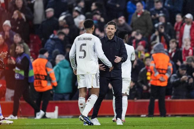 Xabi Alonso en Anfield (Foto: Europa Press)