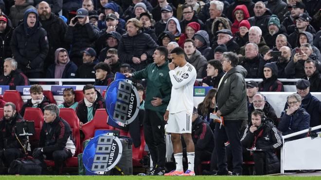 Trent Alexander-Arnold antes de salir al terreno de juego en Anfield (Foto: Europa Press)