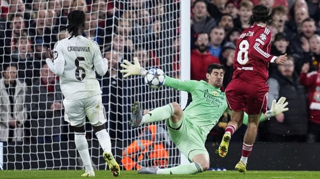 Thibaut Courtois para un chut de Szoboslai en Champions (Foto: Europa Press)