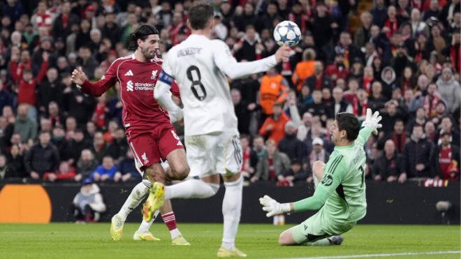 Thibaut Courtois para un chut de Szoboslai en Champions (Foto: Europa Press)