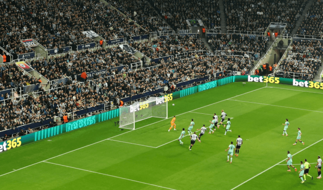 Acción del gol de Dan Burn en el Newcastle - Athletic. (Foto: NUFC)