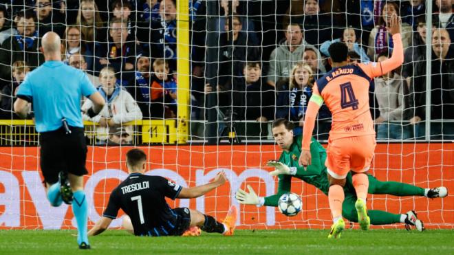 El primero del Brujas contra el FC Barcelona (Fuente: Cordon Press)