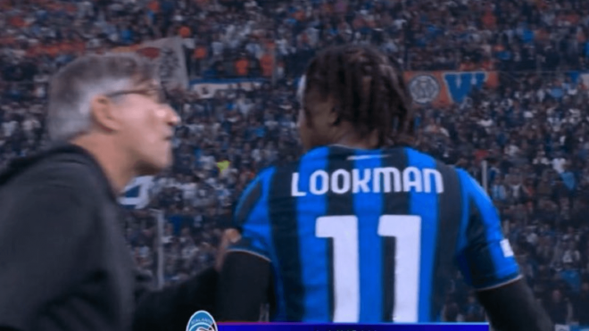 Ivan Juric y Lookman se encaran en el banquillo de la Atalanta.