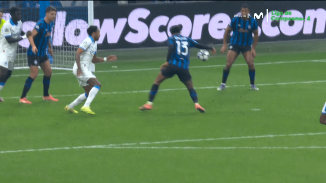 La mano de Ederson en el Marsella-Atalanta.