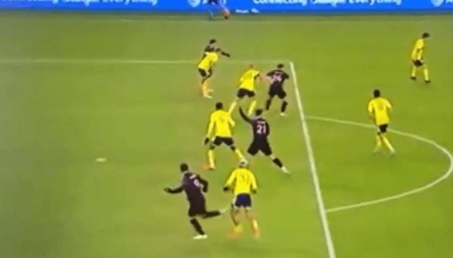 La patada de Luis Suárez.