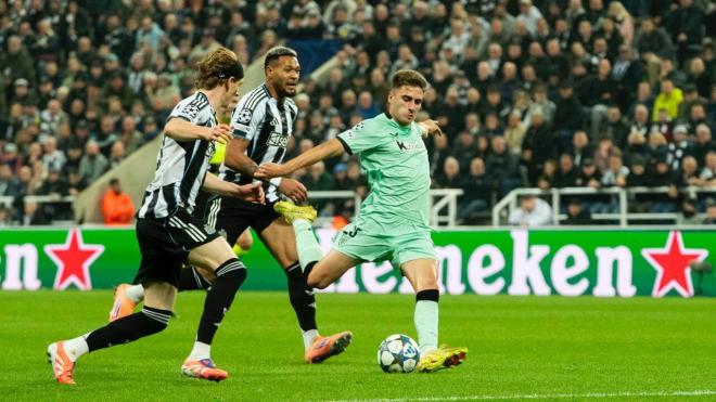 Robert Navarro chuta ante el Newcastle en la Champions League (Foto: Athletic Club).