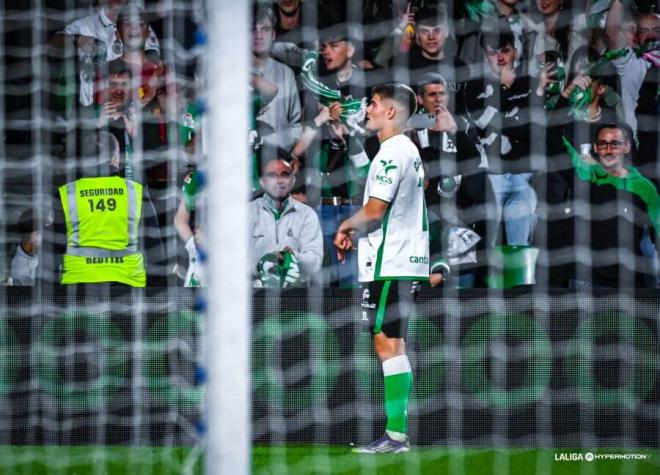Peio Canales celebra un gol con el Racing de Santander (Foto: LALIGA).