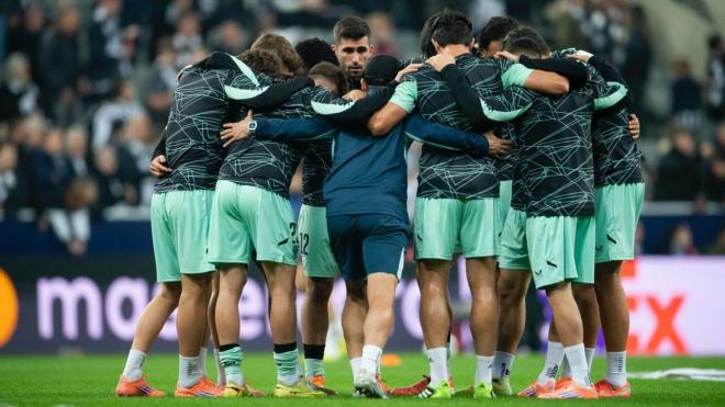 Piña del equipo ante el Newcastle en la Champions League (Foto: Athletic Club).