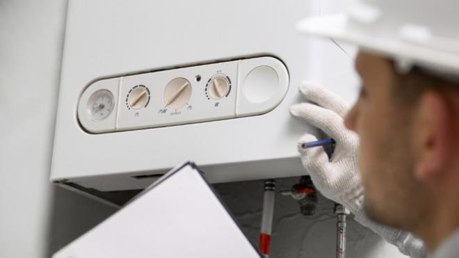 Profesional revisando una caldera (Foto: Freepik)