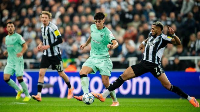 Alex Rego la pelea ante el Newcastle en la Champions League (Foto: Athletic Club).