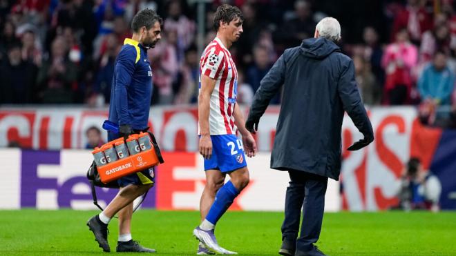Robin Le Normand atendido por los médicos en la Champions League (Europa Press)