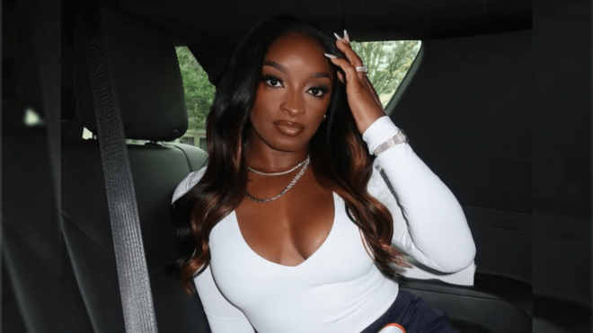 Simon Biles, en un partido de la NFL (Instagram).