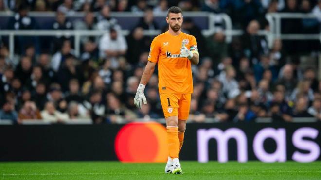 Gesto positivo de Unai Simón ante el Newcastle en la Champions League (Foto: Athletic Club).